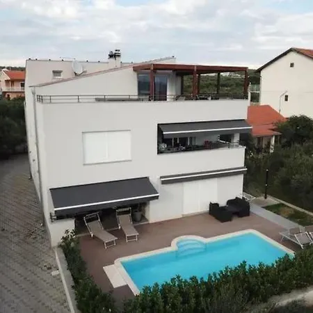 1 Mit Schwimmbad Und Garten By Interhome