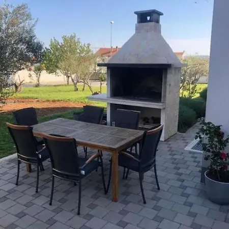 1 Mit Schwimmbad Und Garten By Interhome شقة