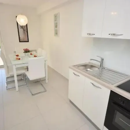 1 Mit Schwimmbad Und Garten By Interhome Апартаменты