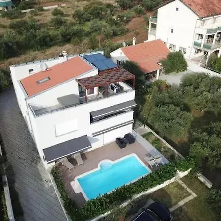 1 Mit Schwimmbad Und Garten By Interhome