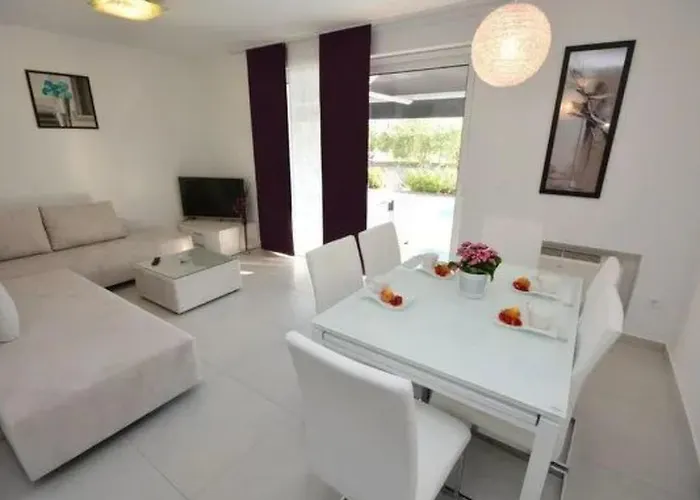 1 Mit Schwimmbad Und Garten By Interhome شقة