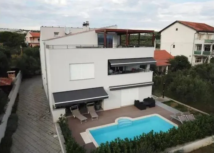 1 Mit Schwimmbad Und Garten By Interhome
