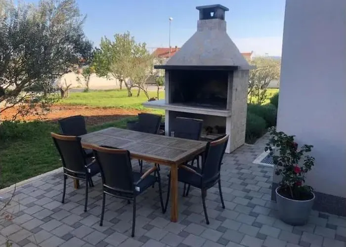 1 Mit Schwimmbad Und Garten By Interhome شقة