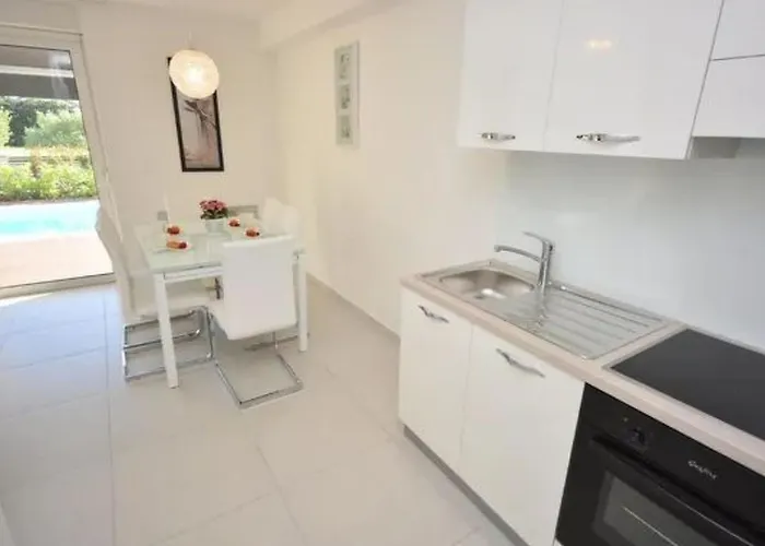 1 Mit Schwimmbad Und Garten By Interhome شقة