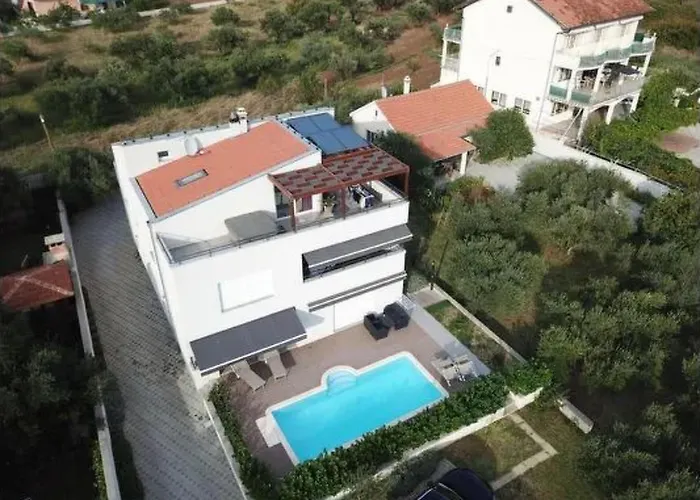 1 Mit Schwimmbad Und Garten By Interhome