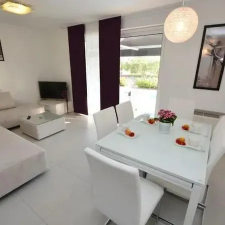 1 Mit Schwimmbad Und Garten By Interhome Apartman