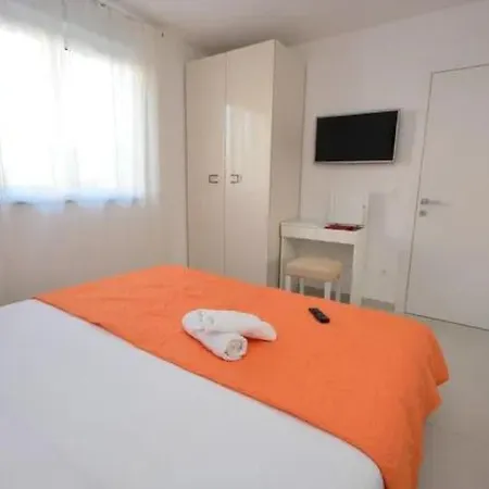 1 Mit Schwimmbad Und Garten By Interhome Appartement *